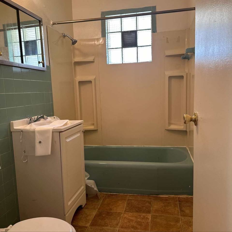 9205 W Sheridan Ave - Photo 2 of 10