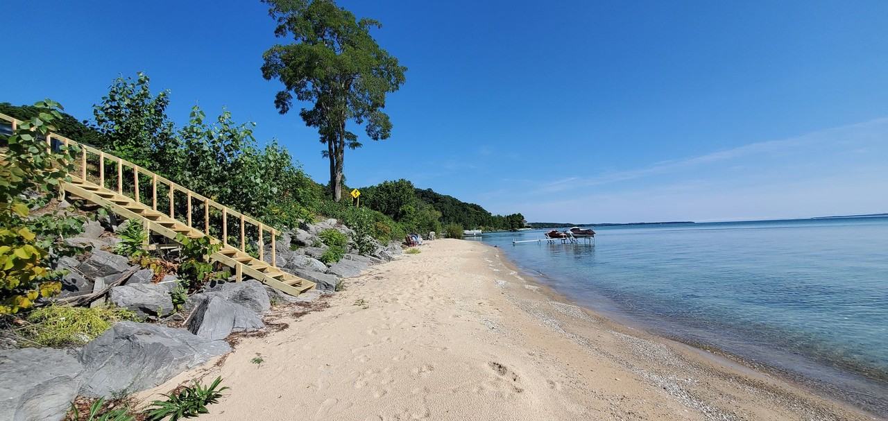 8054 S West Bay Shore Dr - Photo 3 of 29