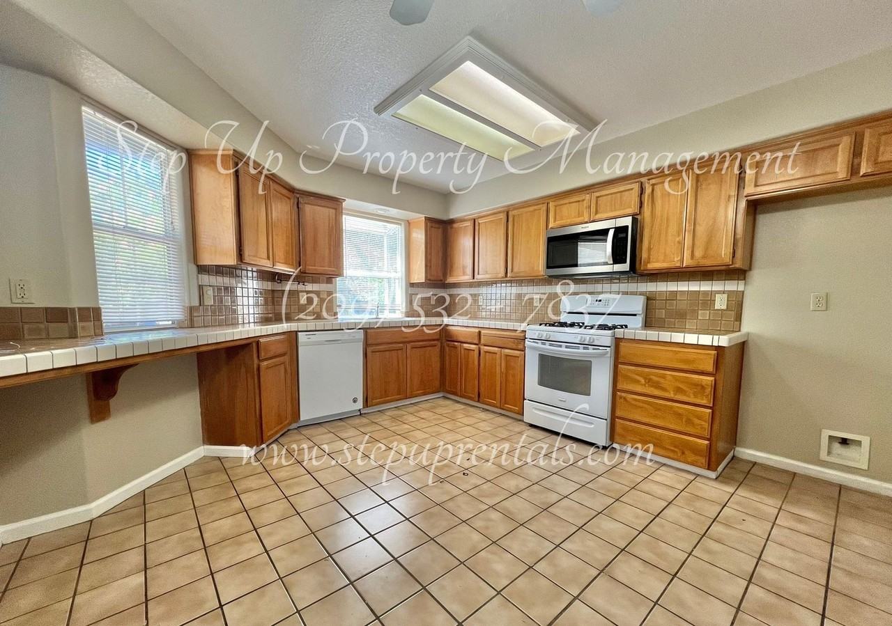 10788 Buena Oaks Ct - Photo 3 of 21