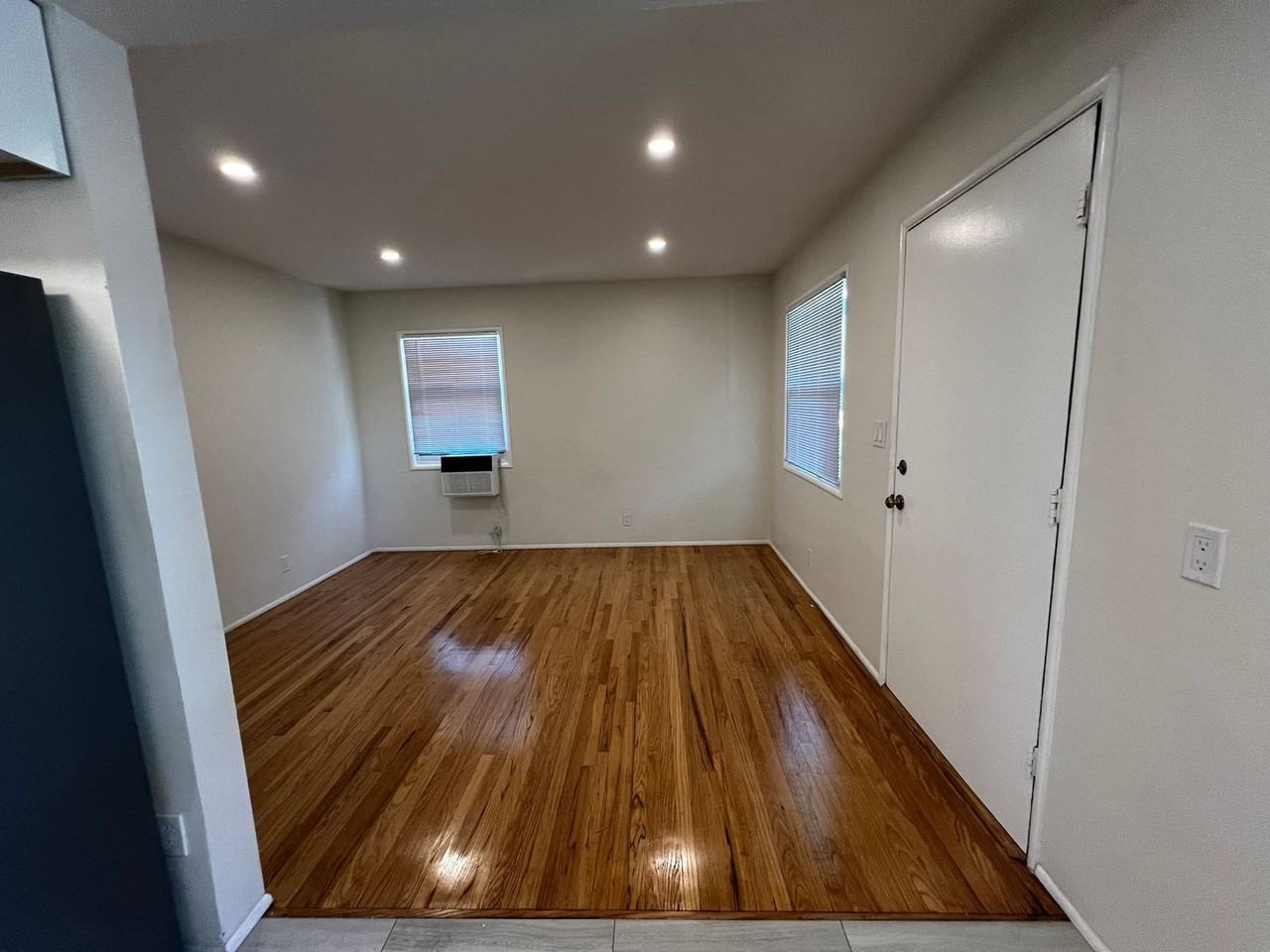 5823 Greenleaf Ave - Photo 3 of 19
