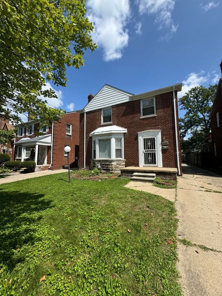 18260 Sorrento St - Photo 2 of 8