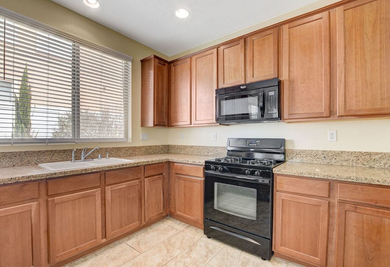 5548 Ayers Cliff St - Photo 3 of 41
