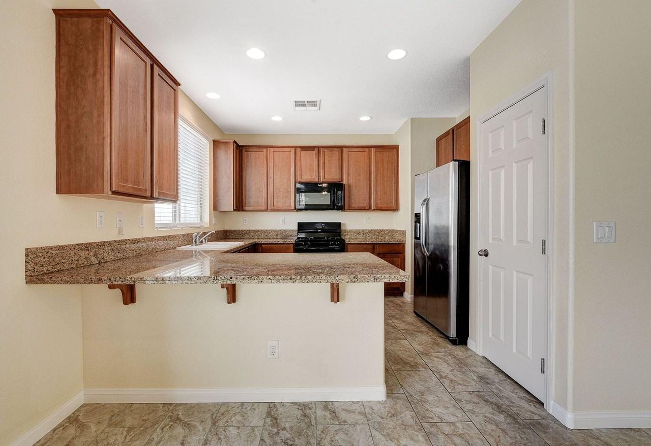 5548 Ayers Cliff St - Photo 4 of 41