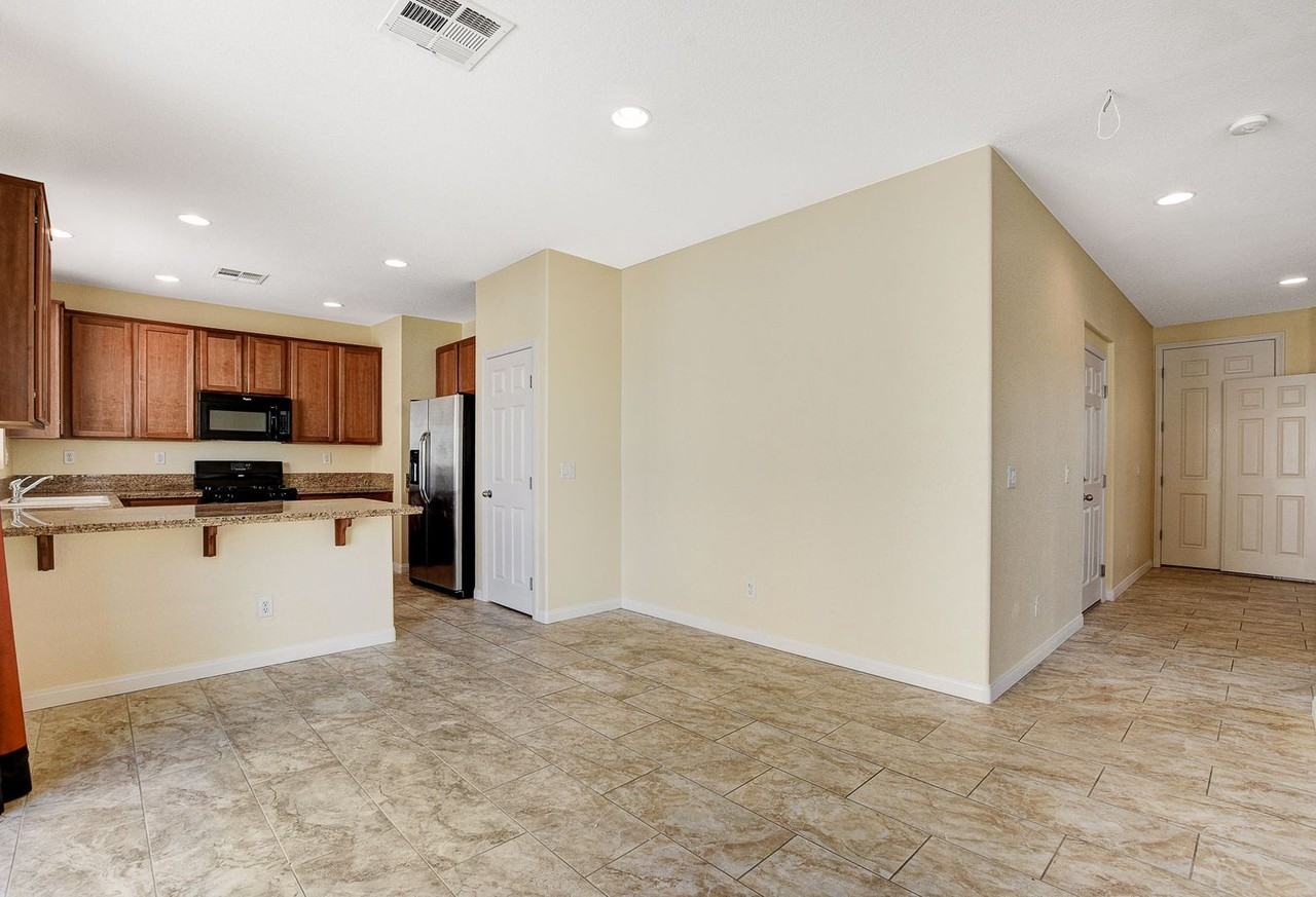 5548 Ayers Cliff St - Photo 6 of 41