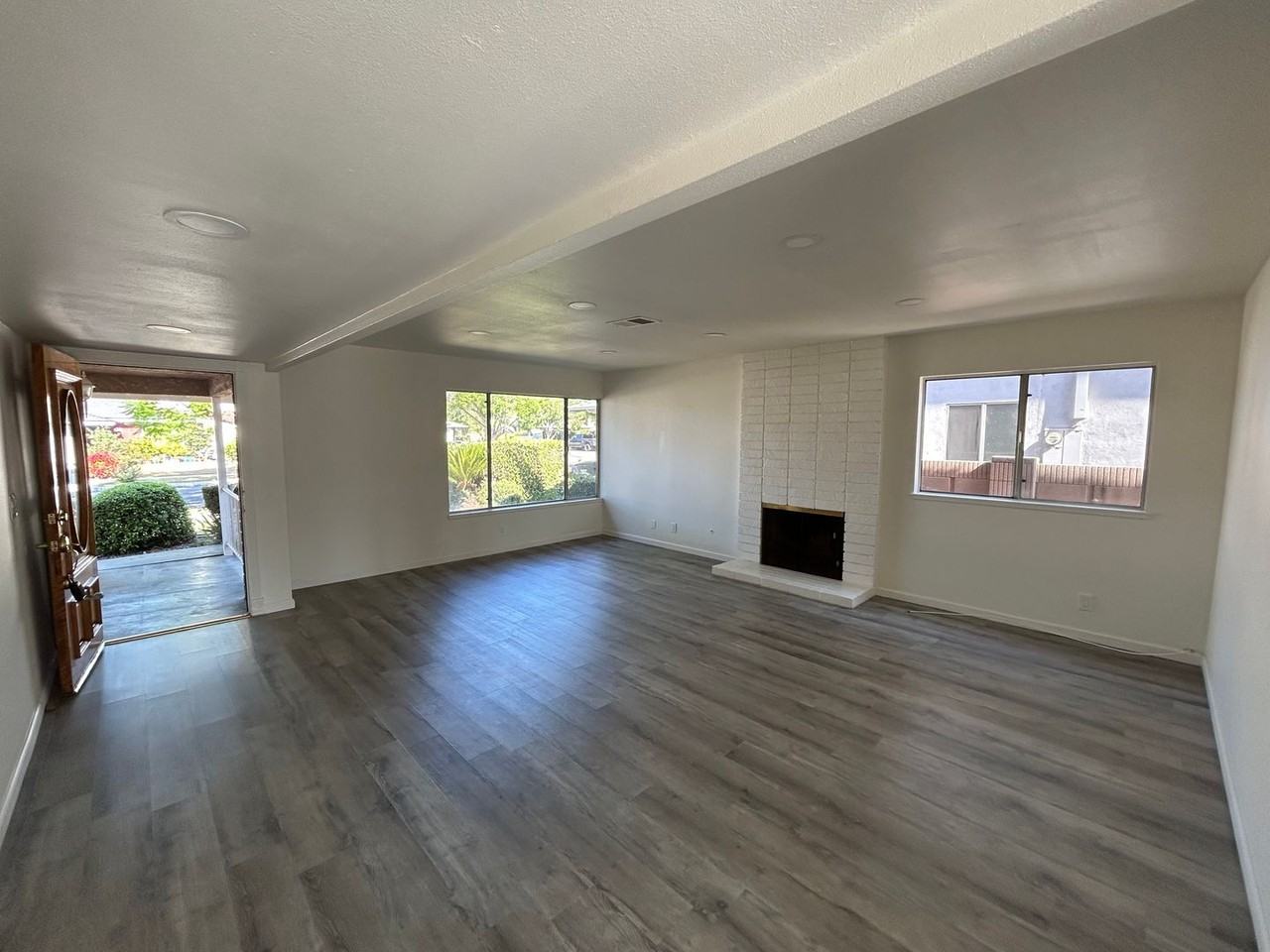 5744 Snowden Ave - Photo 2 of 9