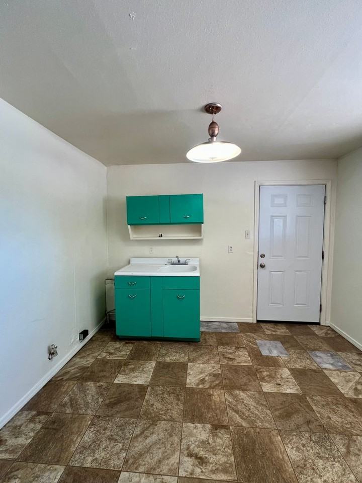 515 W Mcgaffey St - Photo 3 of 11