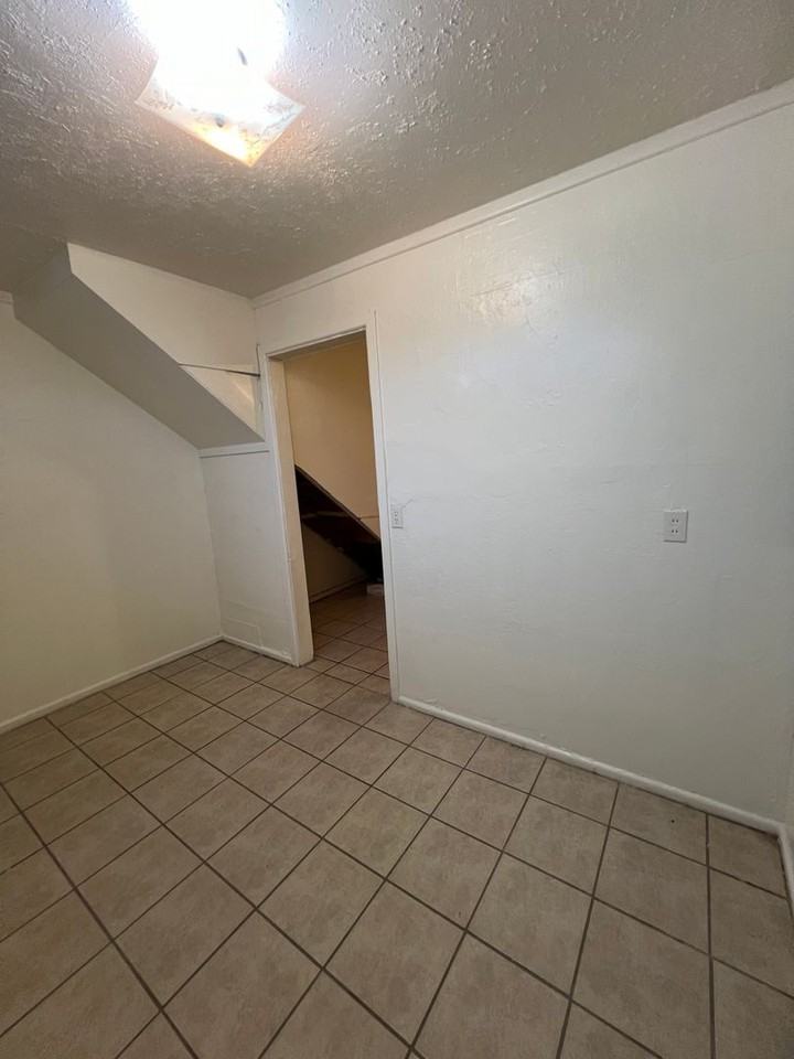 515 W Mcgaffey St - Photo 7 of 11