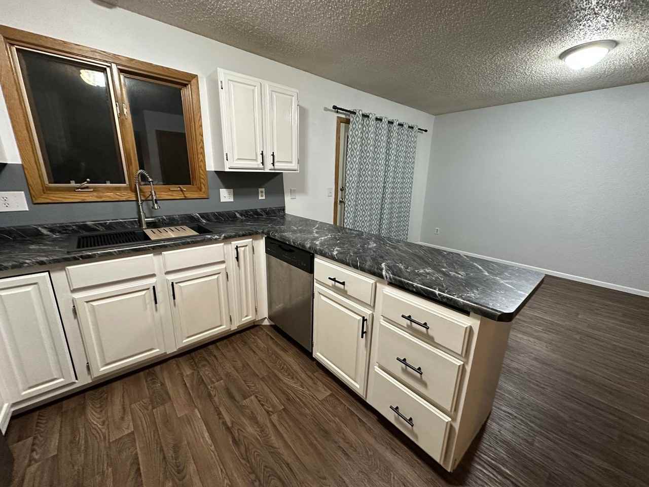 1423 S Washington St - Photo 3 of 10