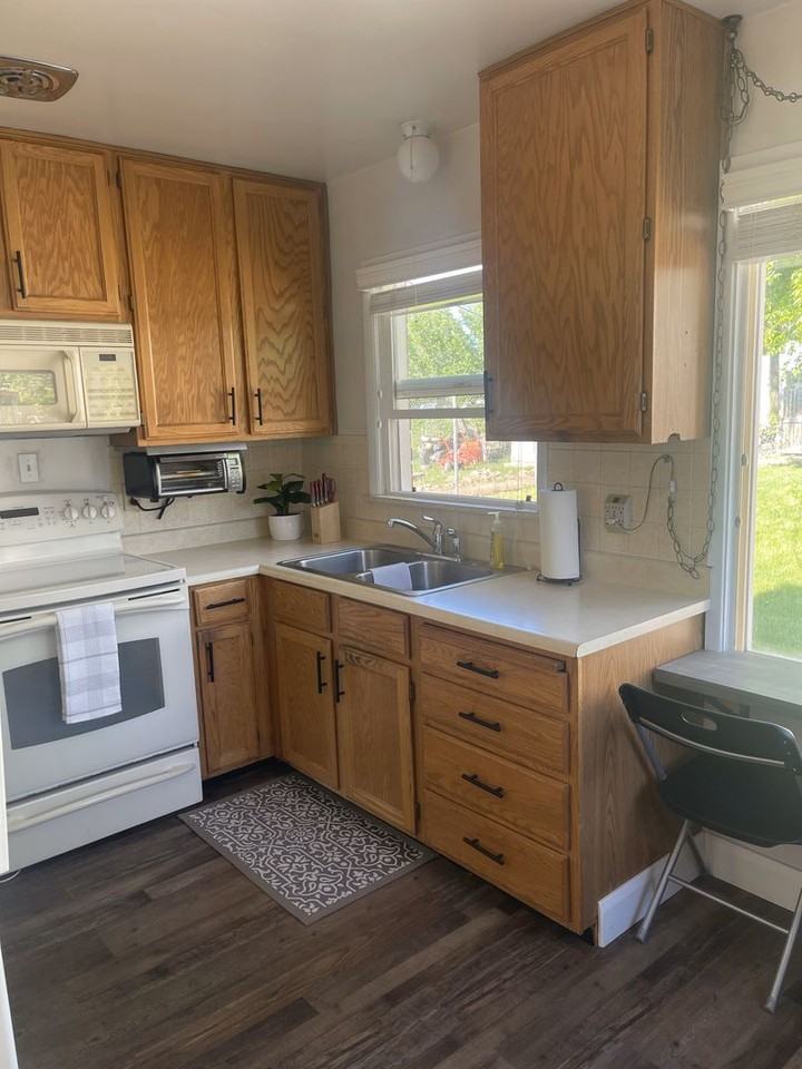 Rooms for Rent in Adorable Down Town Cedar City Home - Photo 3 of 24