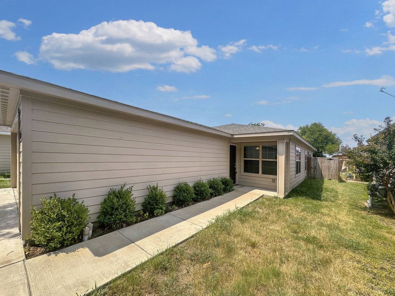 403 Carver St - Photo 2 of 31