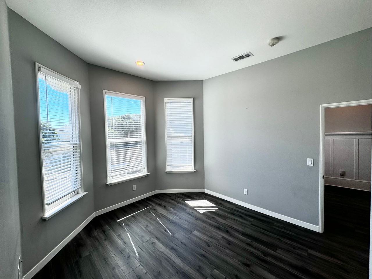 2846 E 9th St - Photo 4 of 25