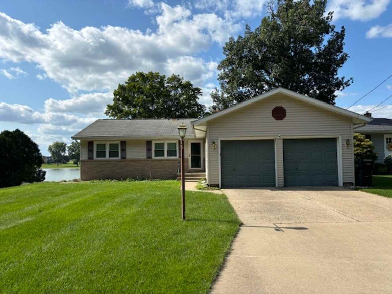 7195 N Noffke Dr - Photo 2 of 36