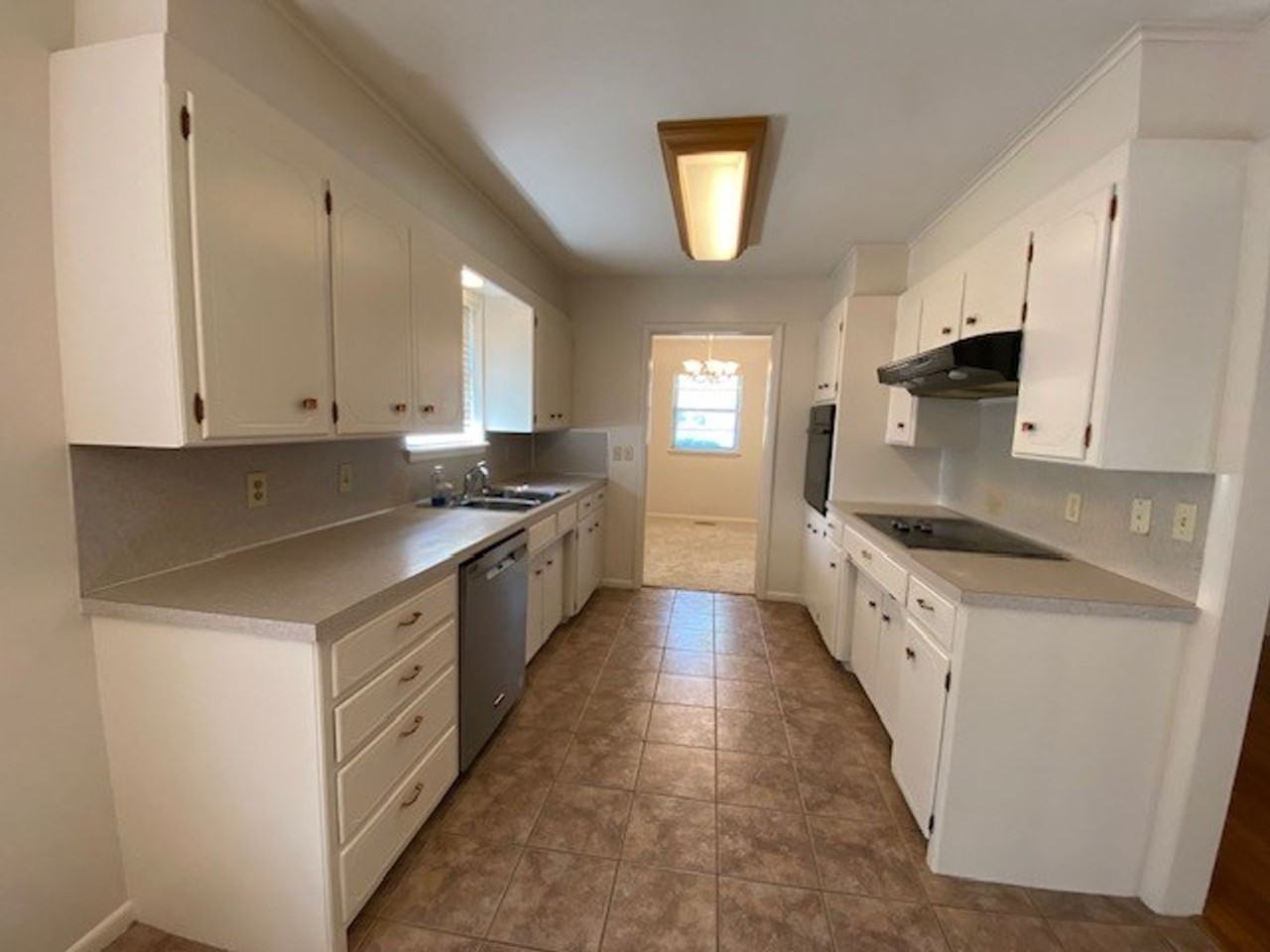 5728 E 43rd St - Photo 3 of 39