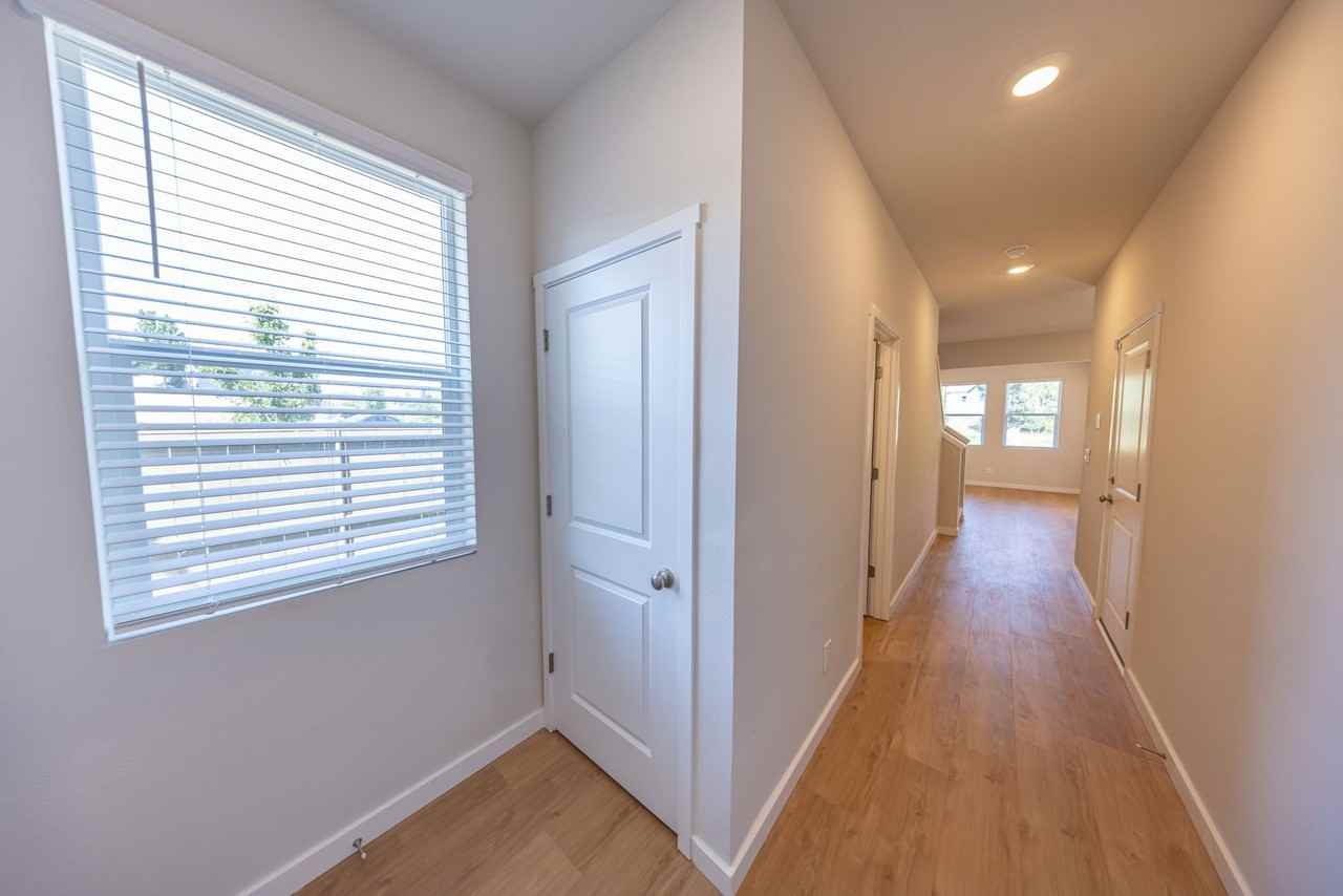 6016 Ne 64th St - Photo 4 of 21