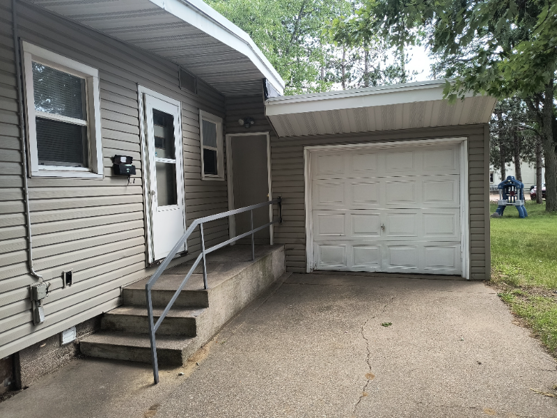 3417 Center St - Photo 2 of 12