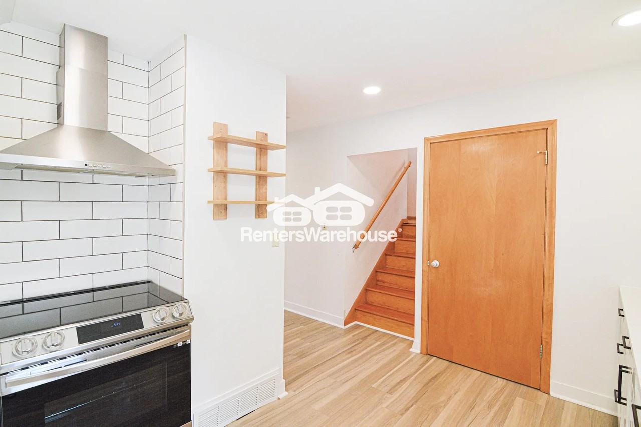 1843 Victoria St N - Photo 2 of 30