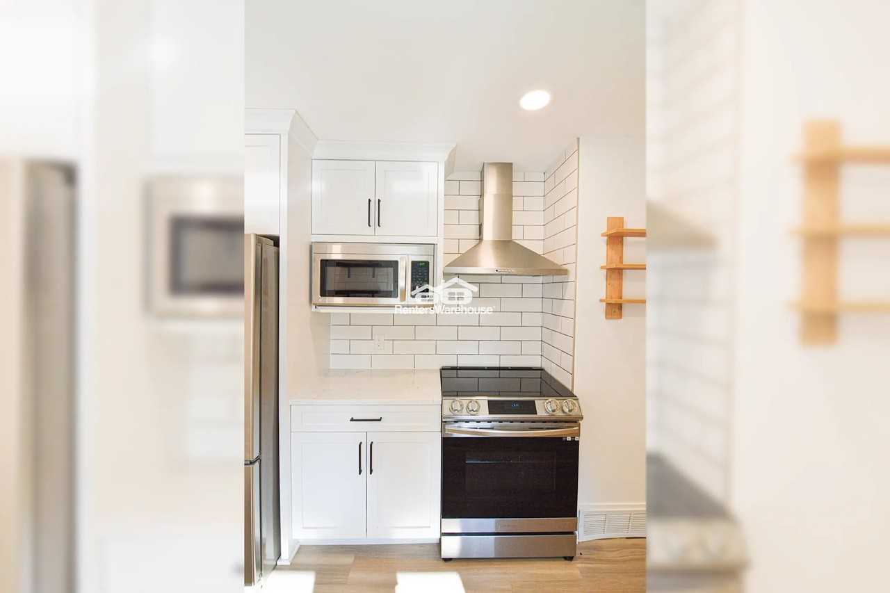 1843 Victoria St N - Photo 3 of 30