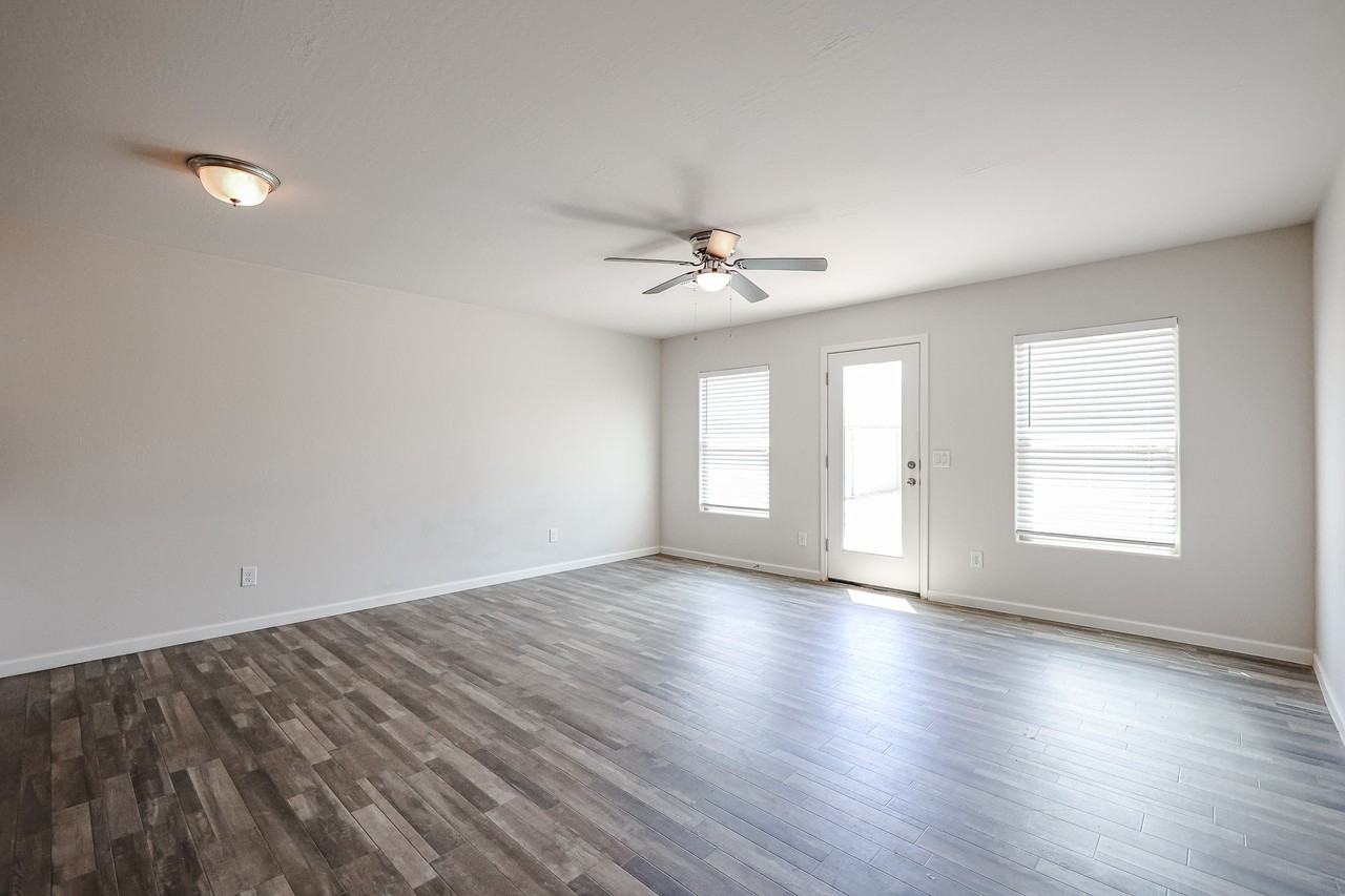 123 E Bobcat Pl - Photo 4 of 28