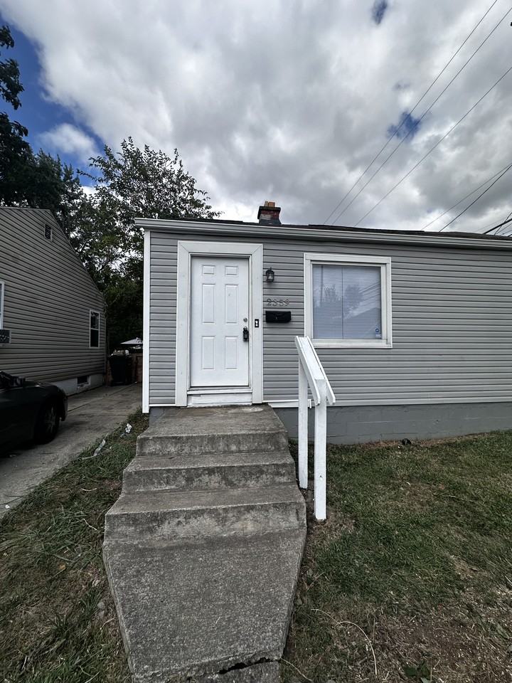 2359 Mcguffey Rd - Photo 2 of 26