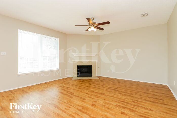 421 Pineview Ln - Photo 3 of 15