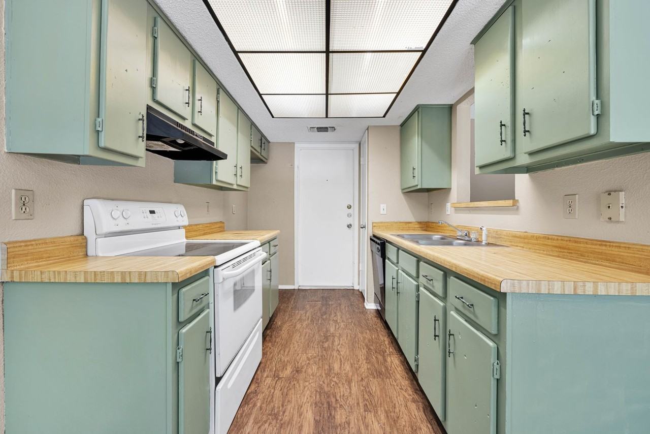 6427 Ridge Place St - Photo 4 of 14