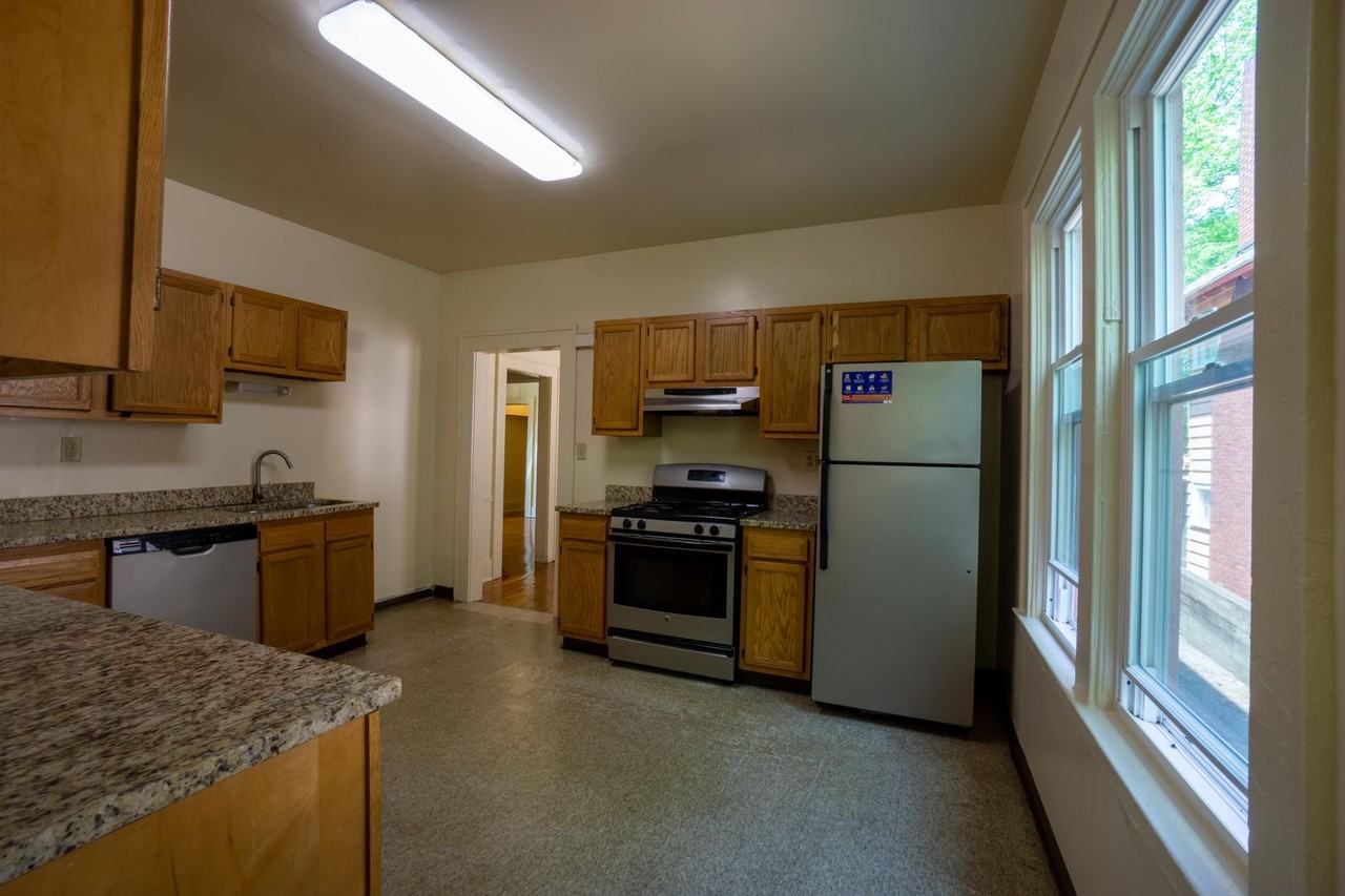 853 Maryland Ave - Photo 2 of 23