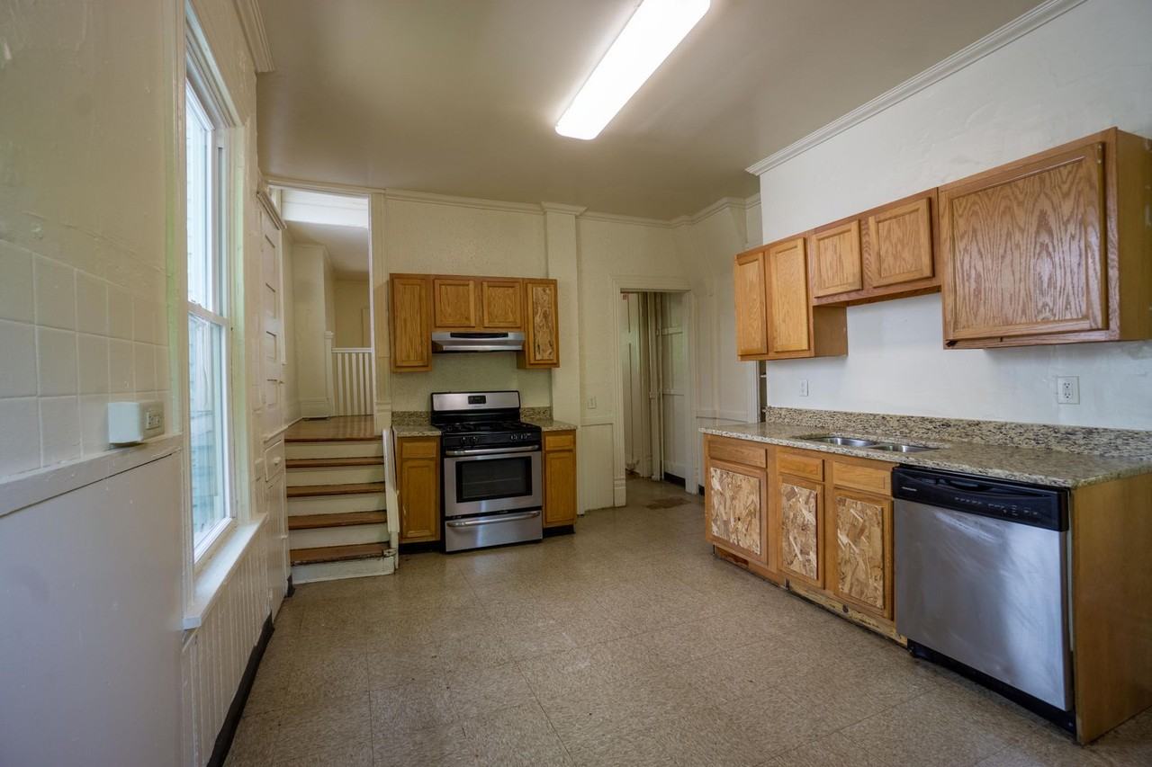 116 Victoria Pl - Photo 2 of 39