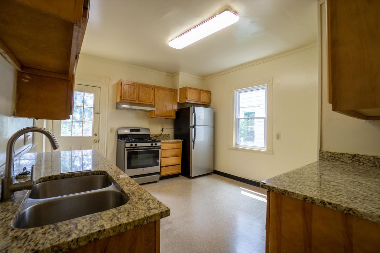 204 Harvard Pl - Photo 2 of 21