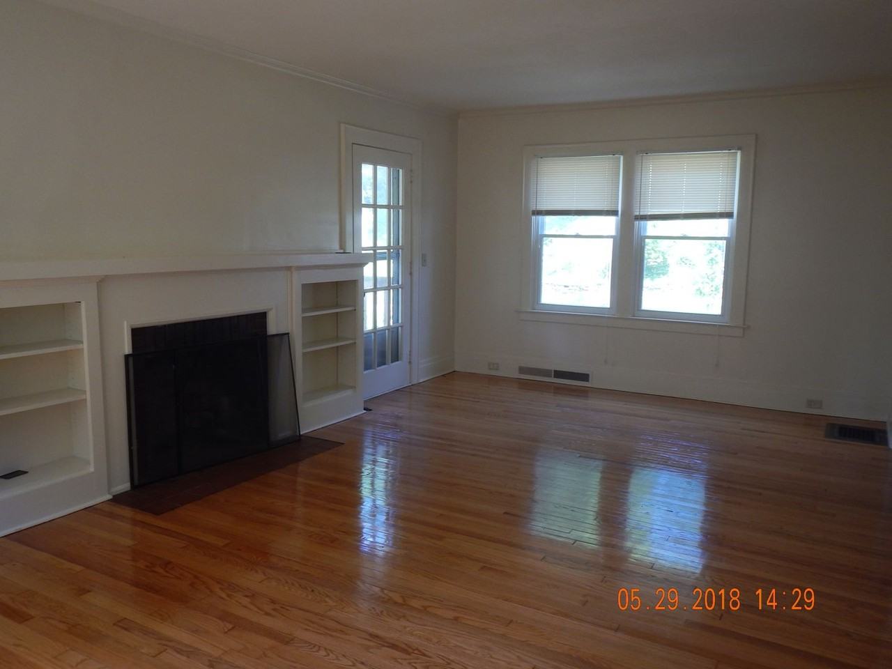 210 Clarke St - Photo 4 of 31