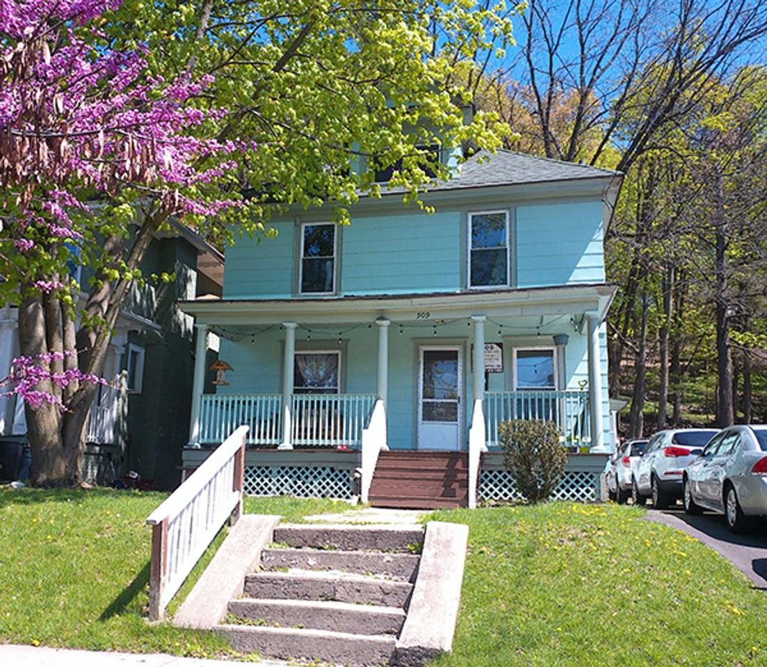 909 Lancaster Ave - Photo 2 of 41