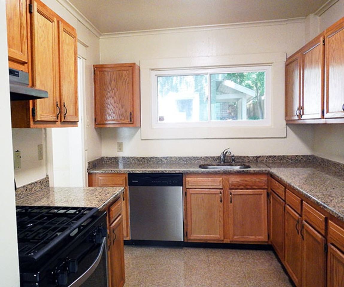 909 Lancaster Ave - Photo 4 of 41