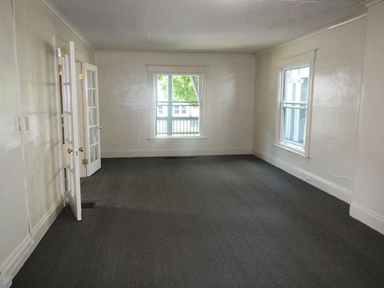 909 Lancaster Ave - Photo 5 of 41
