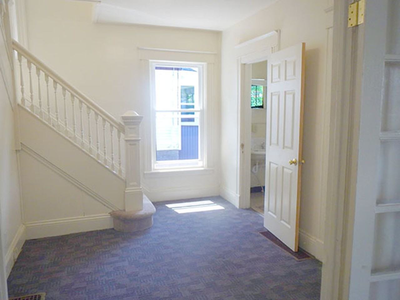 909 Lancaster Ave - Photo 6 of 41