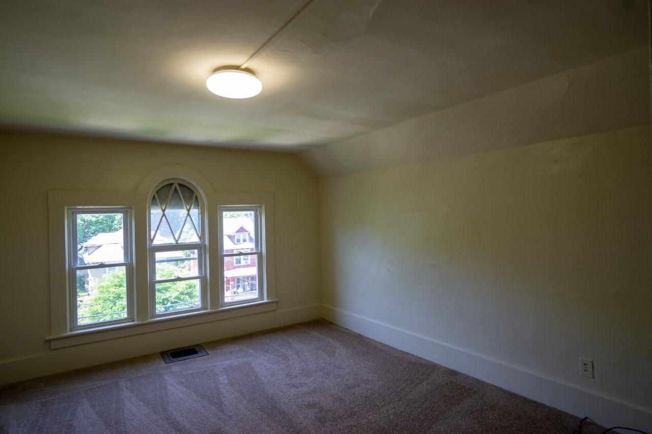 917 Lancaster Ave - Photo 3 of 19