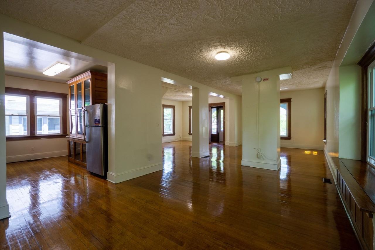 960 Lancaster Ave - Photo 3 of 32