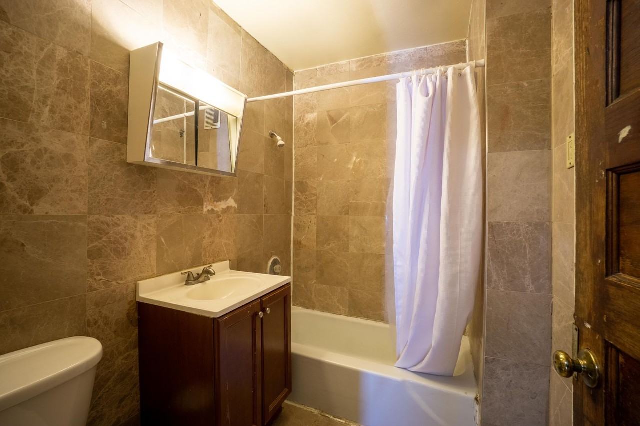 960 Lancaster Ave - Photo 6 of 32