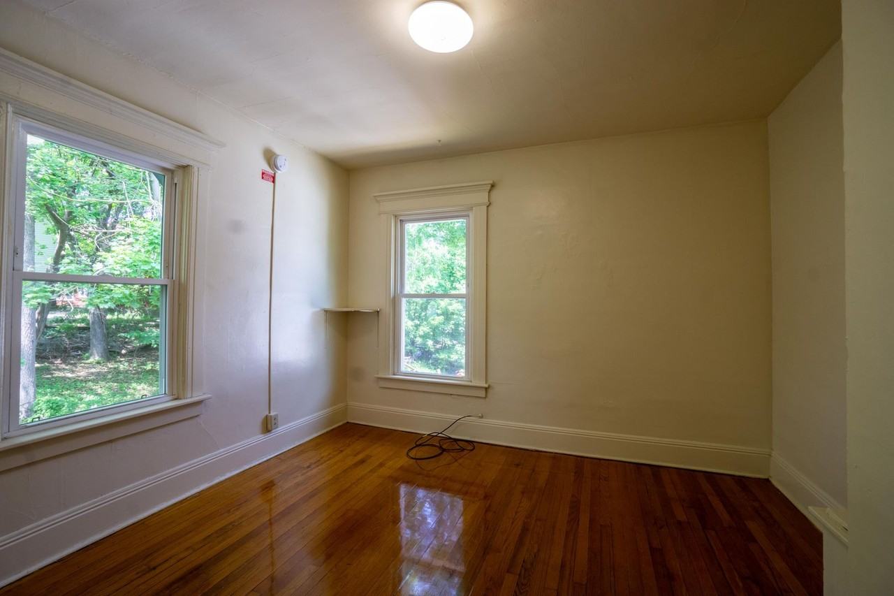 960 Lancaster Ave - Photo 5 of 32