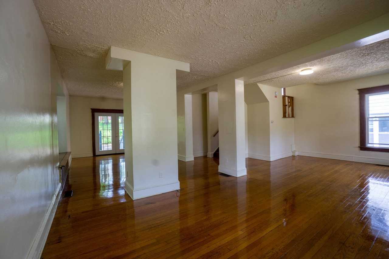 960 Lancaster Ave - Photo 4 of 32