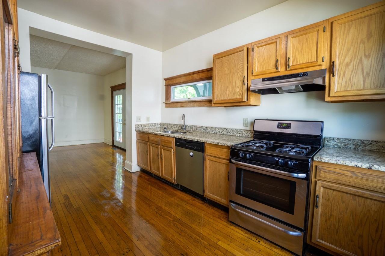 960 Lancaster Ave - Photo 2 of 32