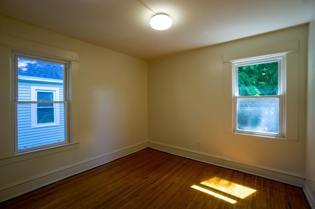 963 Lancaster Ave - Photo 5 of 29
