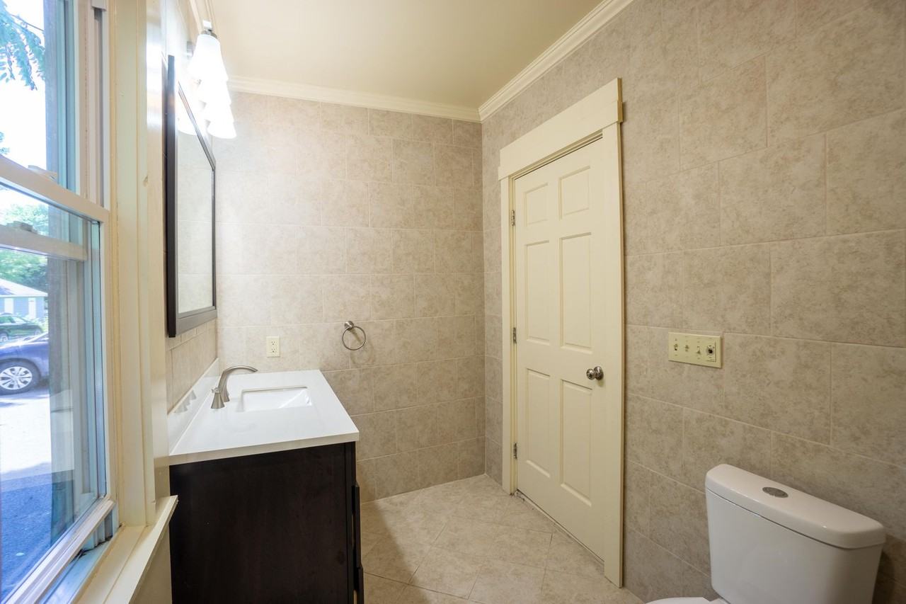 963 Lancaster Ave - Photo 6 of 29