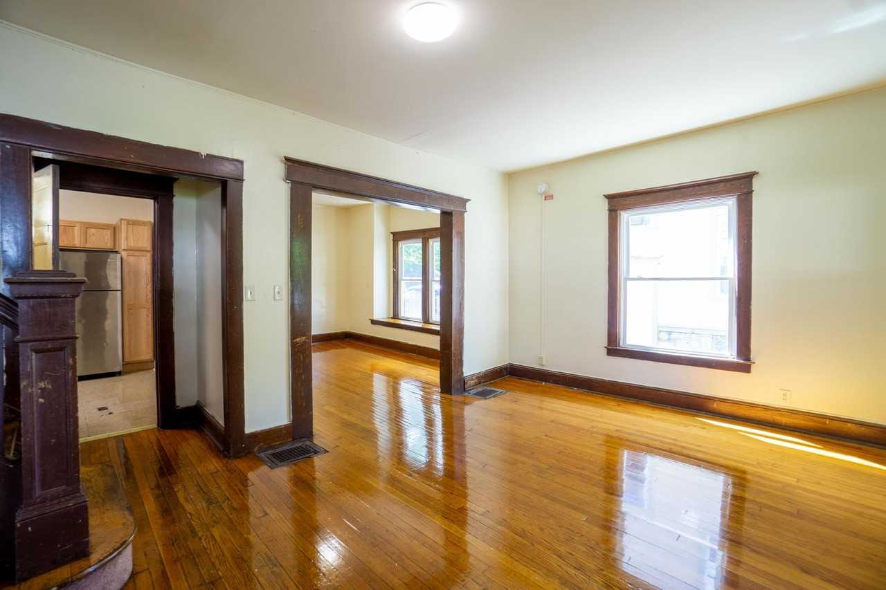 963 Lancaster Ave - Photo 3 of 29