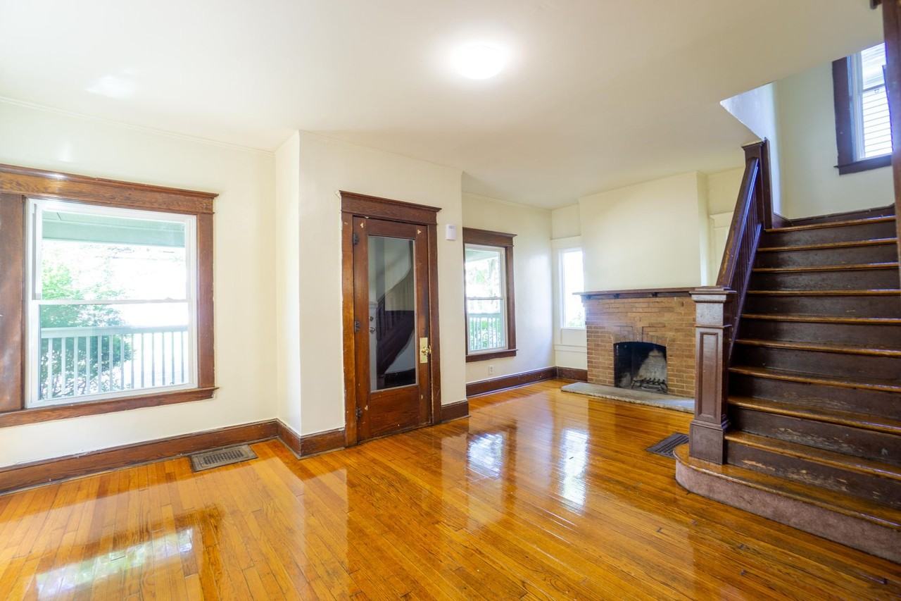 963 Lancaster Ave - Photo 4 of 29