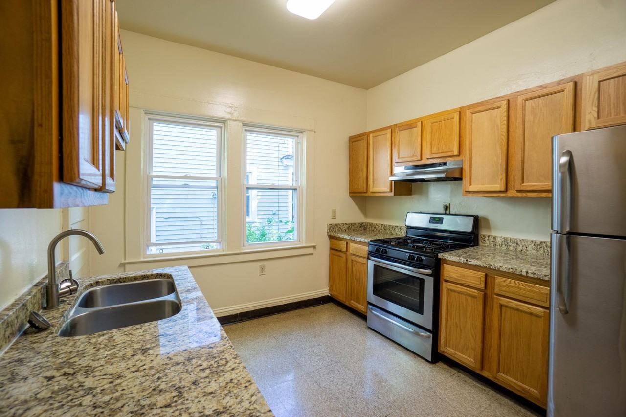 963 Lancaster Ave - Photo 2 of 29
