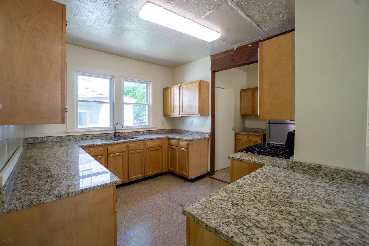 965 Lancaster Ave - Photo 2 of 18