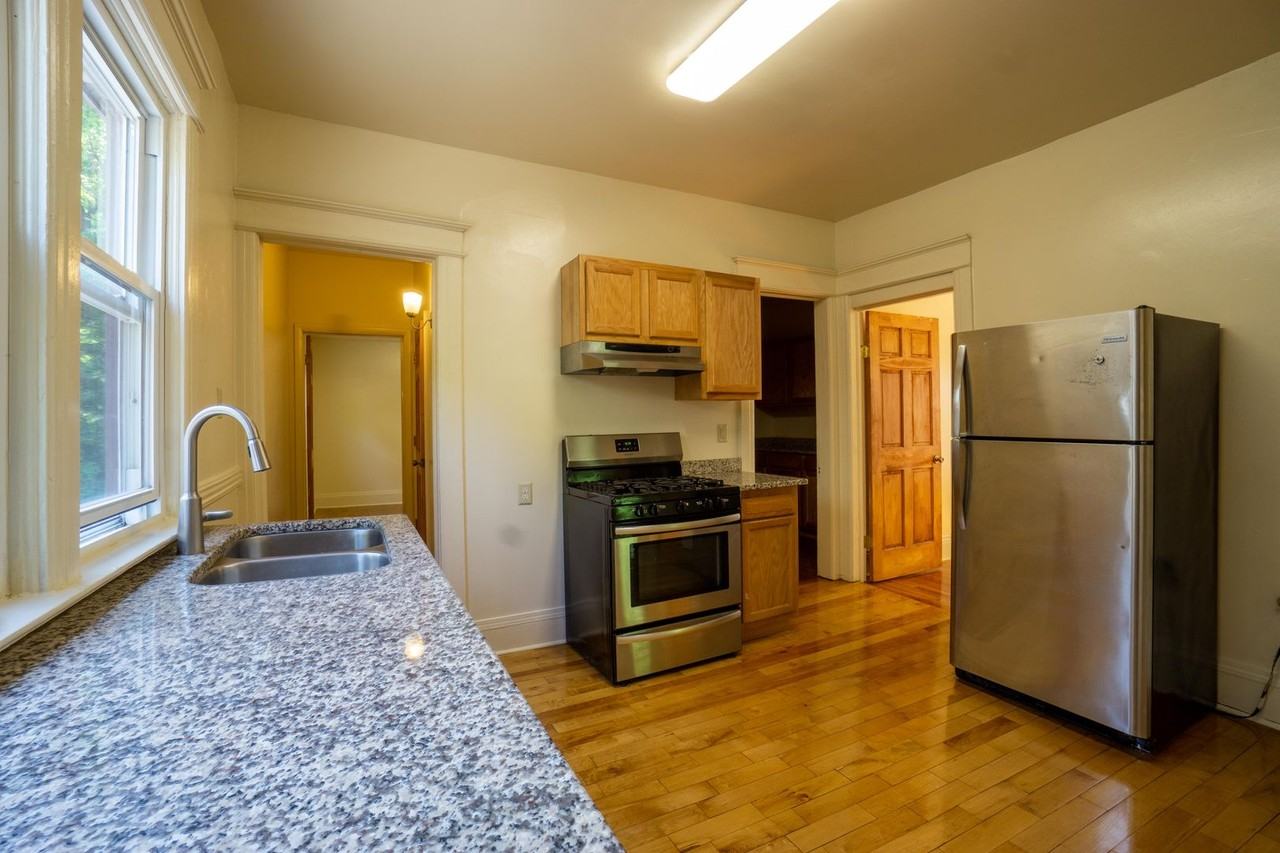 718 Livingston Ave - Photo 2 of 29