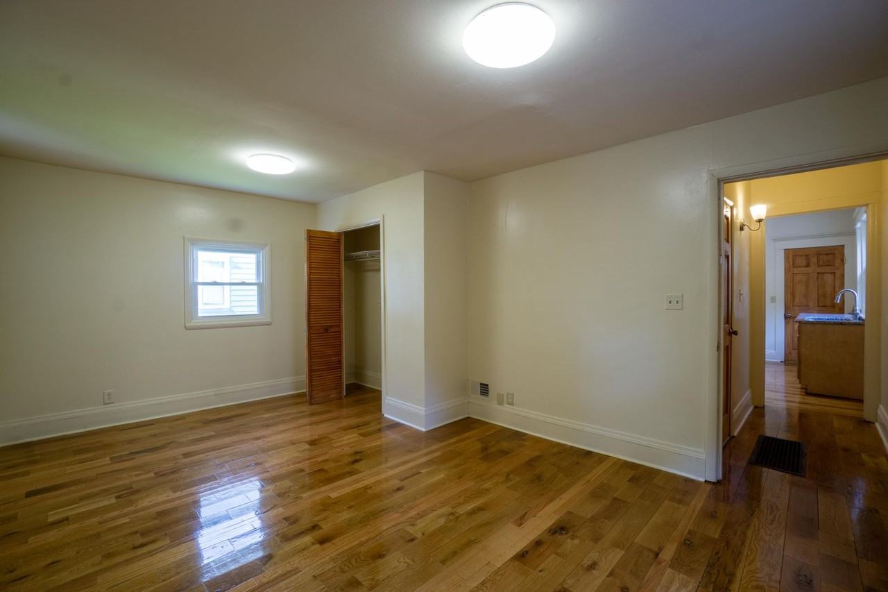 718 Livingston Ave - Photo 3 of 29