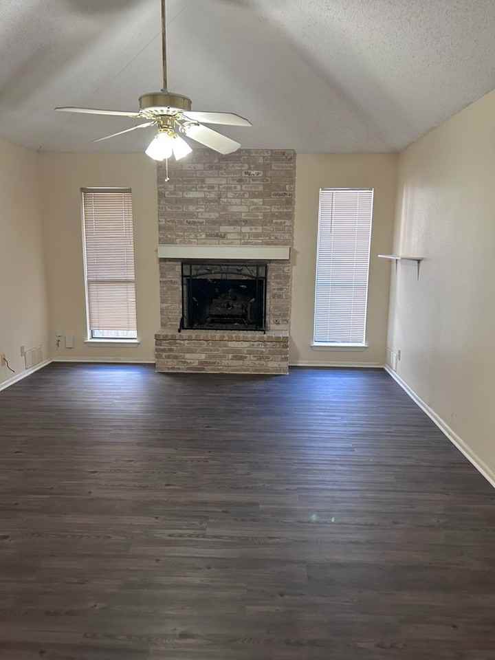 1915 Elsworthy St - Photo 2 of 18