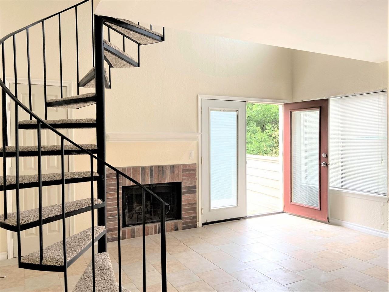 11530 N May Ave #D201 - Photo 2 of 30