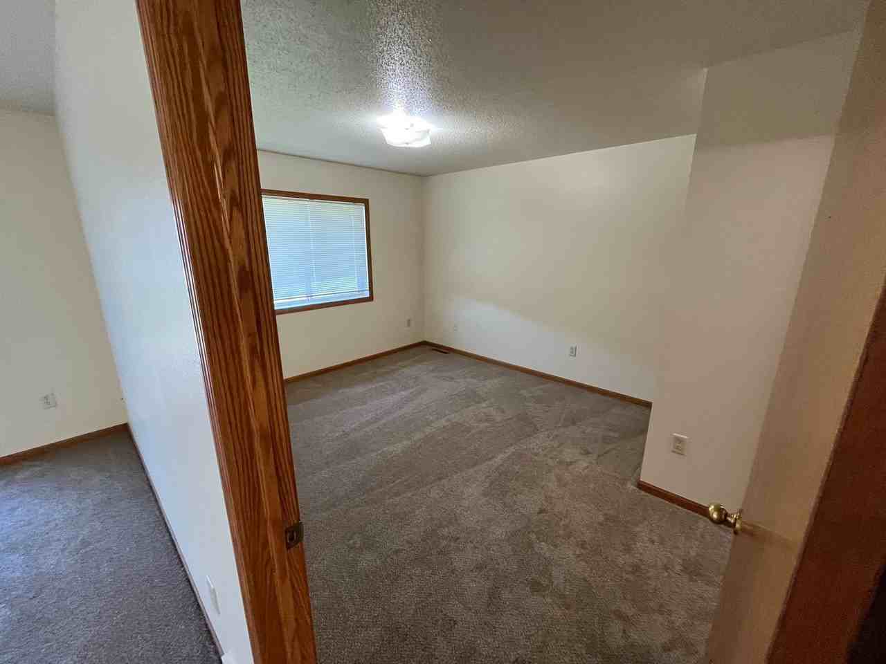 727 29th Ave Ne - Photo 3 of 6